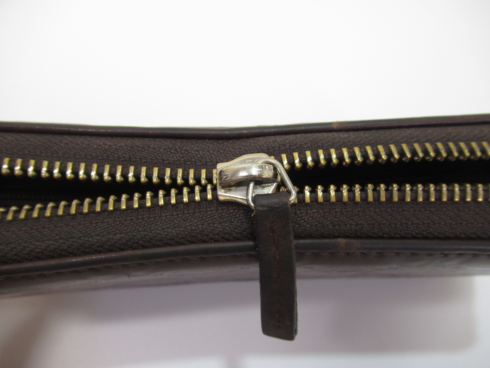 GUCCI / グッチ ラウンドジップ型長財布のファスナー修理。スライダー交換をさせて頂きました☆ | leather studio